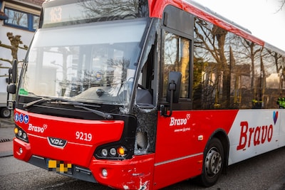 Motorrijder botst met stadsbus in Roosendaal en raakt gewond: slachtoffer naar het ziekenhuis