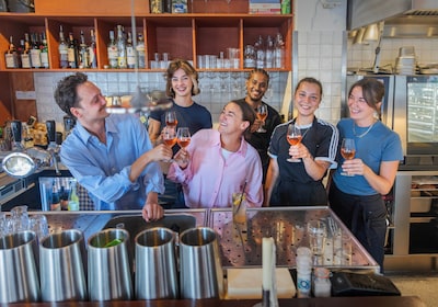 Het ziet er onverzorgd uit en de bediening mist vakkennis, maar Café Kiek serveert wel heerlijk eten