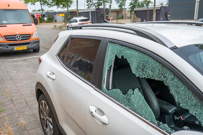 Ravage aan de Slingerweg in Breda: inbrekers slaan 12 autoruiten in, bloed in een van de wagens