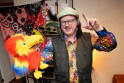 Kippenverkoper uit Casteren test zijn buut over ‘Karel van de dierenwinkel’ bij klanten