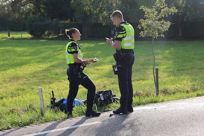 Motor belandt in sloot na flinke botsing in Otterlo