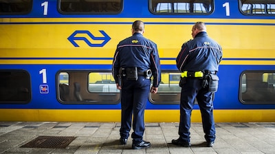 Pro-Palestijnse actievoerders lopen spoor op bij Den Haag Centraal, politie grijpt in