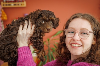 Bo (26) durft niet alleen naar buiten, maar Nuki helpt haar straks over de drempel: ‘Zij geeft me ho