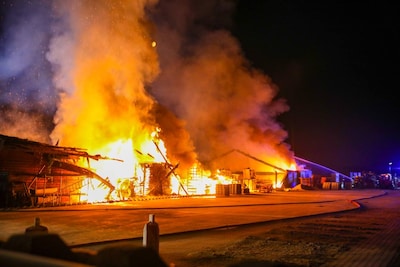 Bedrijfshal in Zutphen verwoest door grote brand