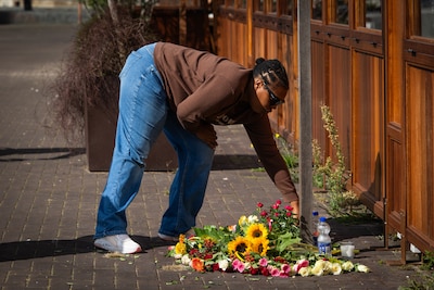 Bloemen op het terras waar gevangenisbewaarder werd doodgeschoten: ‘Marcel was de liefste neef die je je kon wensen’
