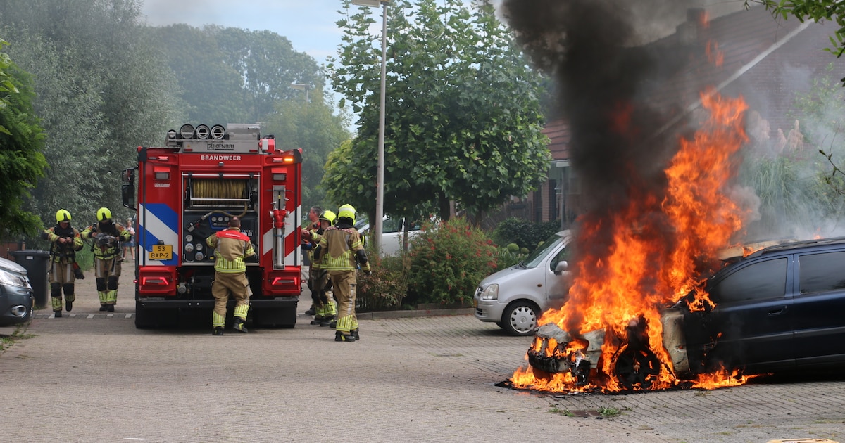 Auto volledig uitgebrand aan de Dorpstraat in Waddinxveen