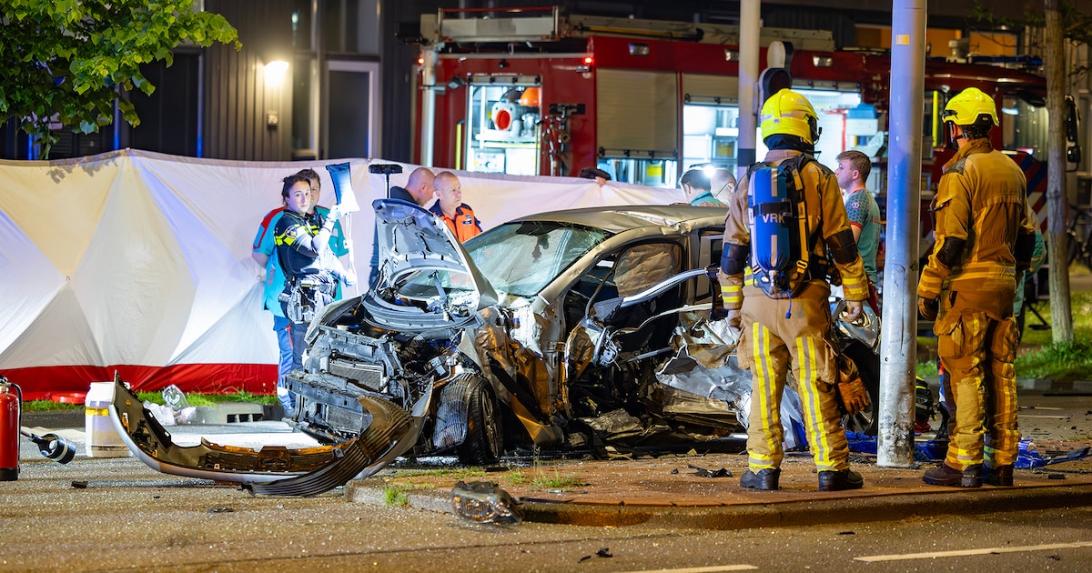 Eén dode bij zware botsing tussen twee auto’s in Beverwijk