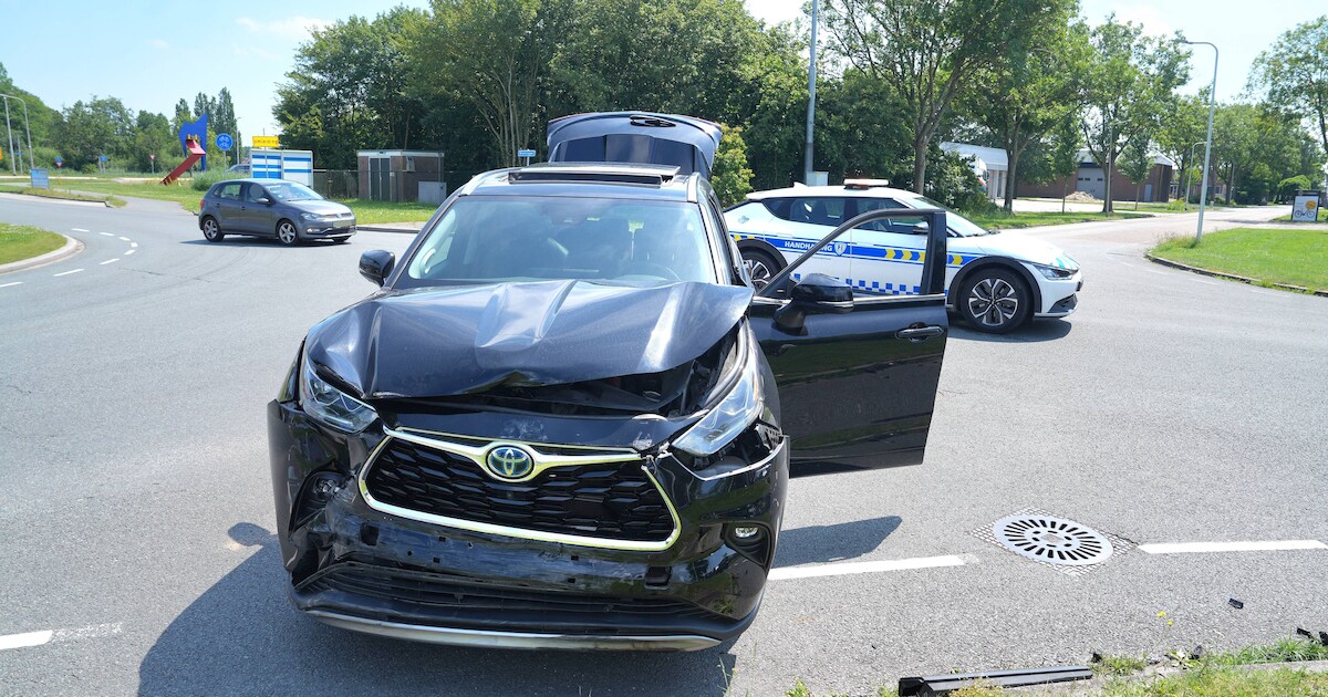 Botsing op Broekslagen in Steenwijk veroorzaakt flinke schade