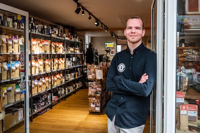 Benjamin (25) leeft met zeldzame ziekte en blijft positief: ‘Mijn reis is misschien korter, maar wel