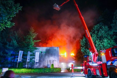 LIVE | Uitslaande brand in Beekbergen • Persoon met spoed naar ziekenhuis • Campings hebben last van