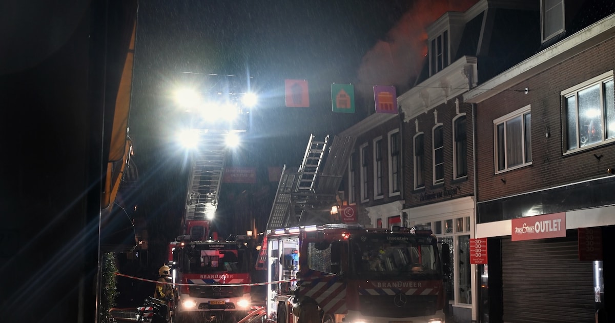 Vlammen uit het dak bij brand in woning boven winkel in IJsselstein