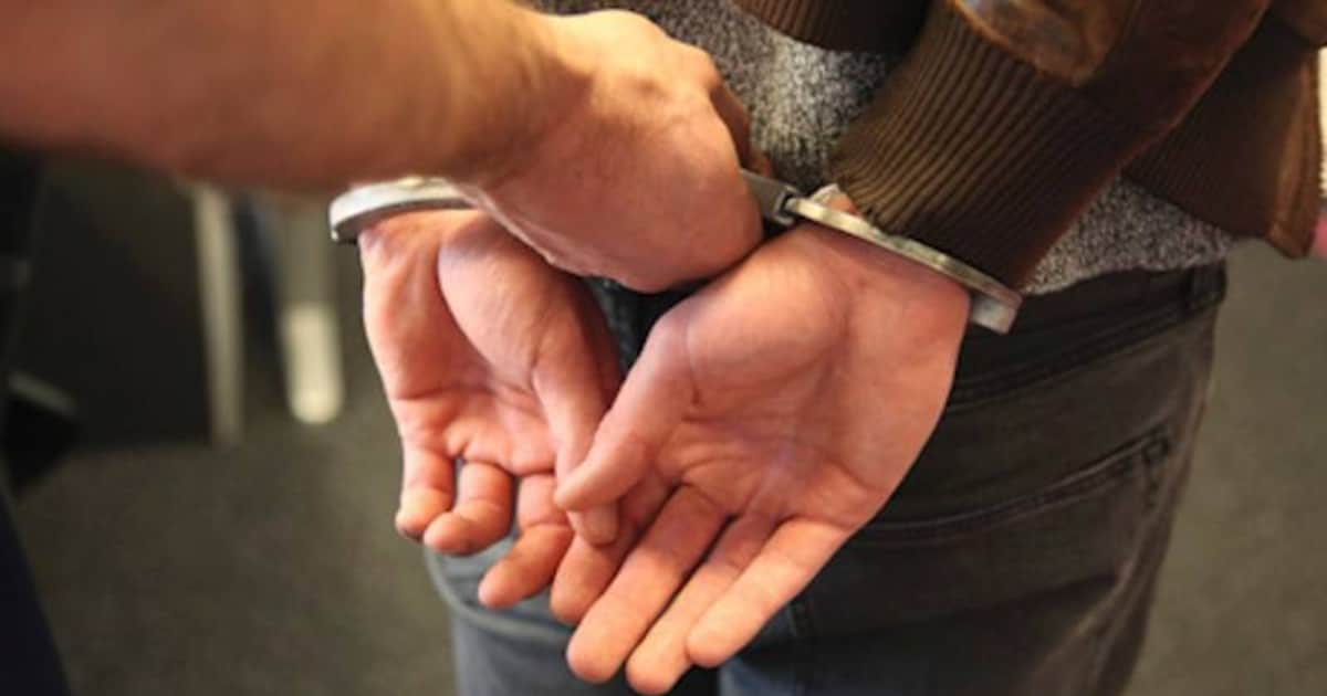 ‘Beestachtige’ man dreigt agenten te bijten, nadat hij al op weg is naar de cel