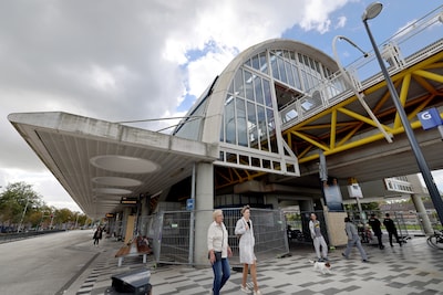 RET pakt veiligheid aan: metrostation krijgt meer verlichting, reizigers moeten zich ook ’s avonds prettig voelen