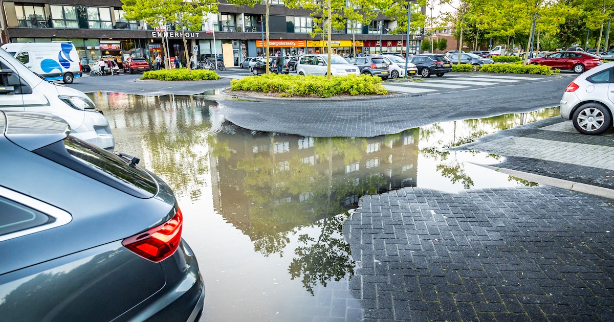 Houtweg in Emmen staat blank door lekkage, buurtbewoners zitten tijdelijk zonder water