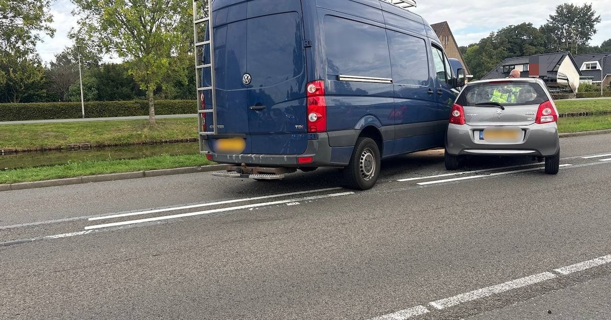Bedrijfsbus en auto botsen op Hoofdweg in De Krim, weg in beide richtingen afgesloten