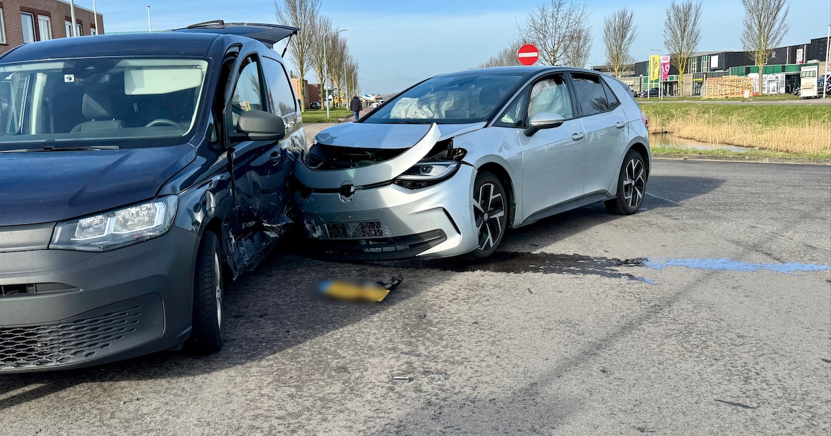 Veel schade na botsing tussen auto's in Enkhuizen