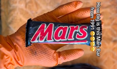 Vrouw vindt Mars uit de jaren 90 en is verbaasd over het formaat: ‘Hij is zo groot als mijn hand’