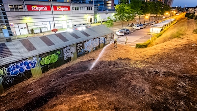 Getuigen zien man (23) brand stichten bij station in Nijmegen, politie vat hem in de kraag