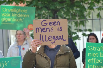 Demonstranten tegen asielwetten verzamelen zich voor Eerste Kamer: ‘Senatoren, laat je horen’
