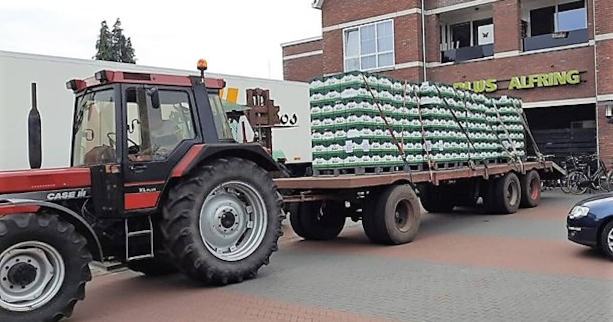 Bier voor de laatste keer in de aanbieding: Drentse jongens halen 490 kratten op met tractor