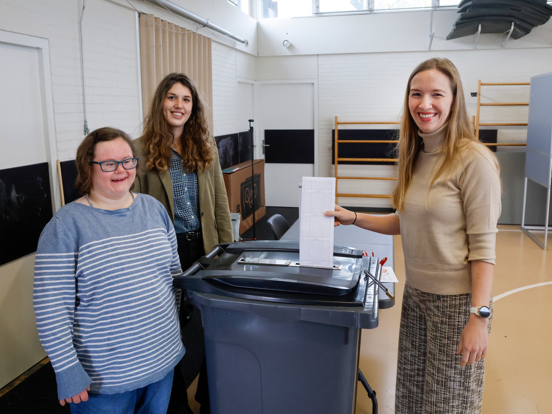 Staatssecretaris Nicki Pouw-Verweij stemt in Maarssen met ‘prokkelduo’ voor meer inclusie