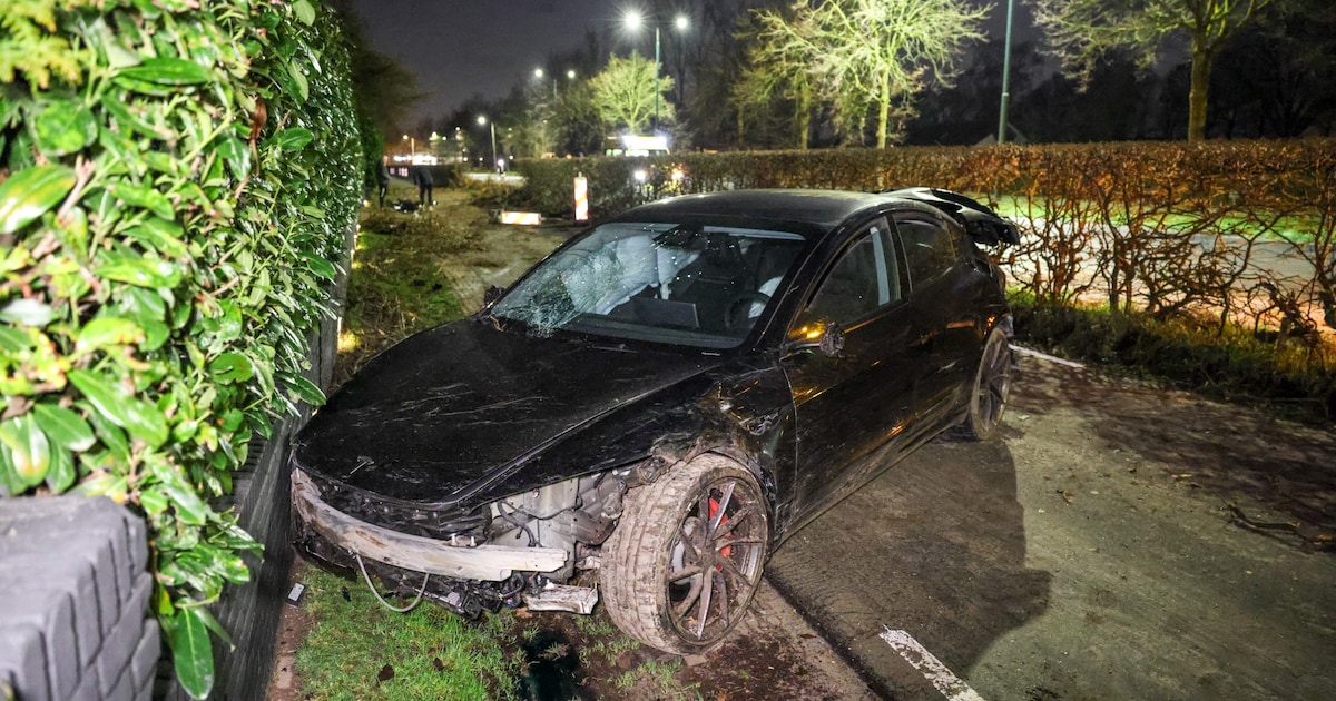 Flinke schade na eenzijdig ongeval op Bunschoterstraat in Hoogland