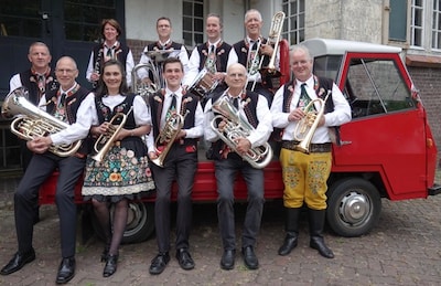 Die Stallfreunde uit Wintelre verzorgt terrasconcert tijdens kermis in Veldhoven