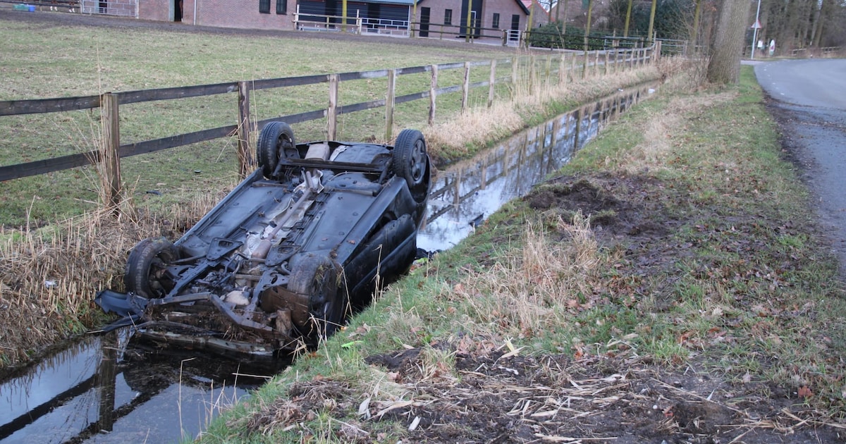 Automobilist belandt ondersteboven in de sloot en raakt gewond in Terschuur