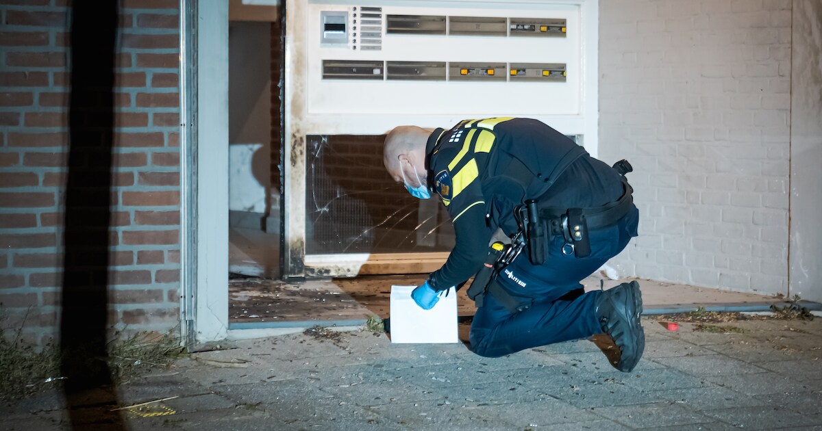 Explosie zorgt voor schade bij ingang van flat in Rotterdam-Feijenoord