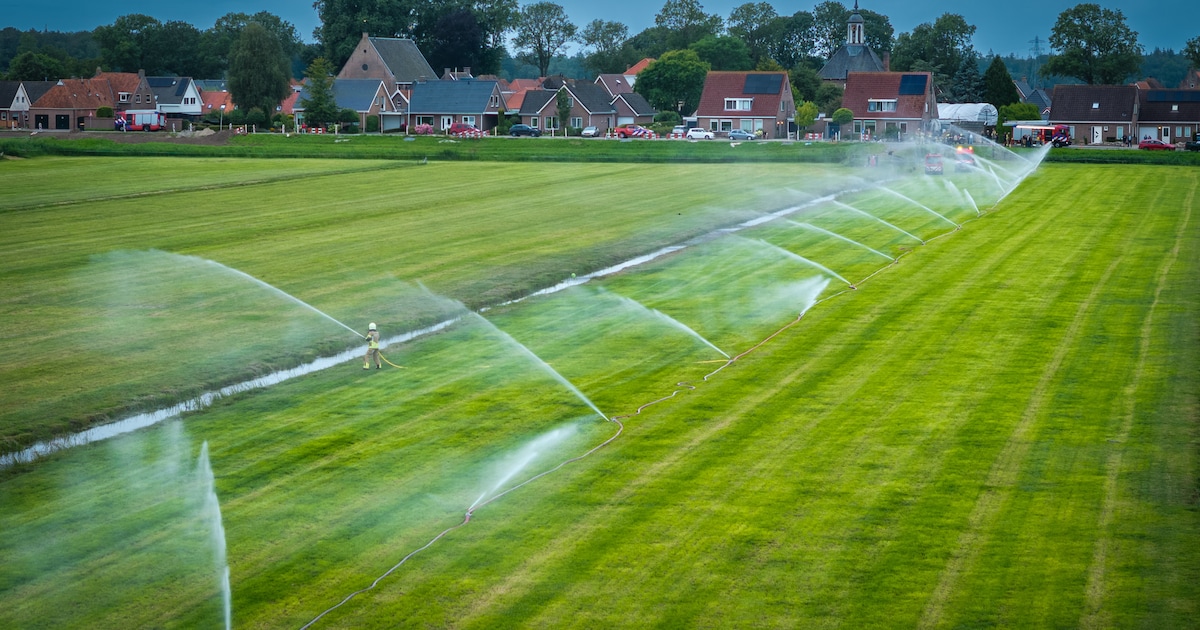 Het lijken tuinsproeiers, maar deze uitvinding moet een oprukkende natuurbrand stoppen