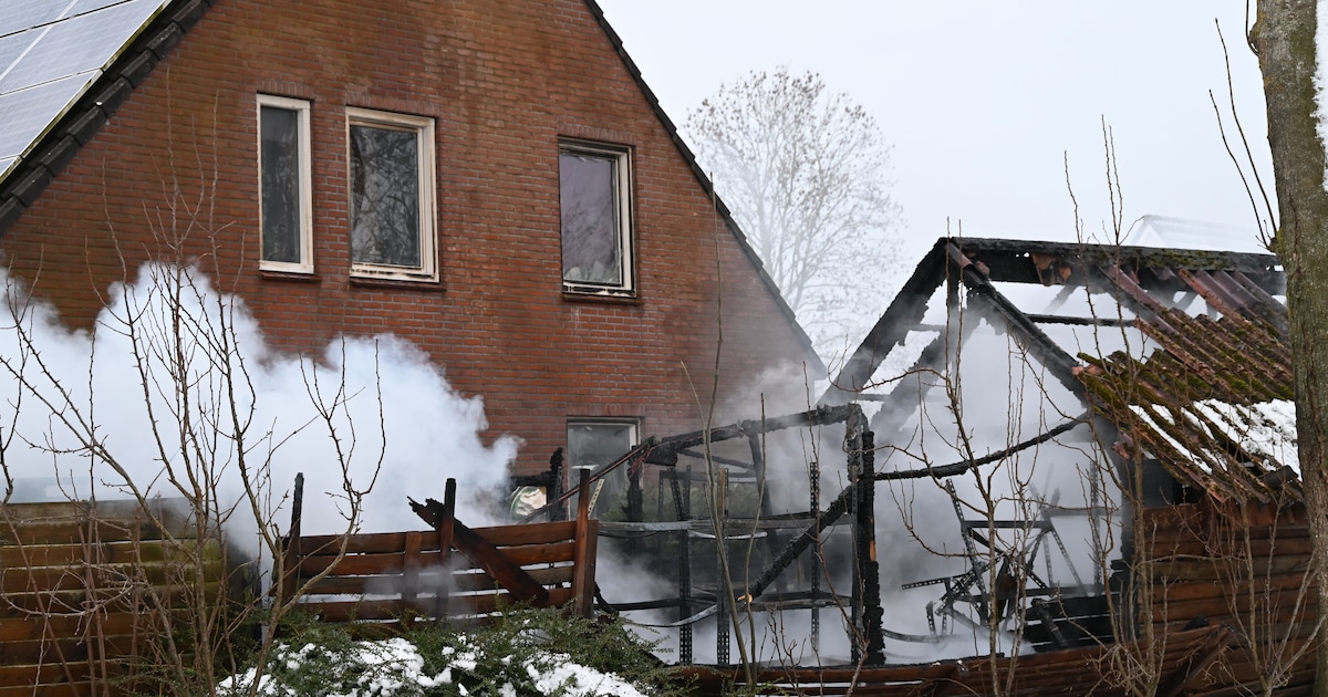 Veel rook door uitslaande brand in schuren in Oudebildtzijl