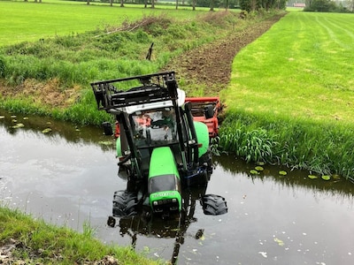 Misverstand: boer rijdt met trekker pardoes Hollander Graven in