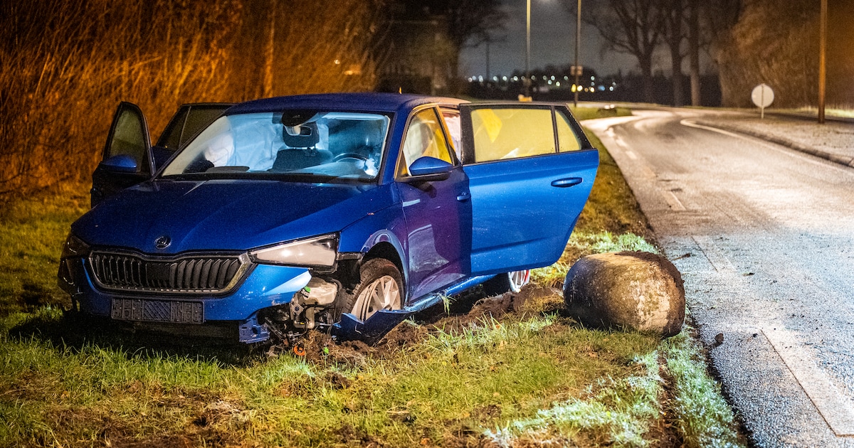 Opgepast voor gladheid: bestuurder glijdt van de weg en knalt tegen biggenrug in Aarlanderveen