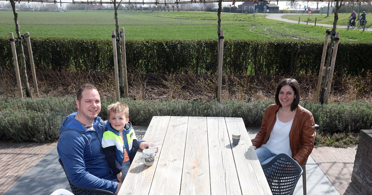 Horeca dicht? Zij bouwden een terras in eigen tuin: ‘Wij voelen ons nooit opgesloten’