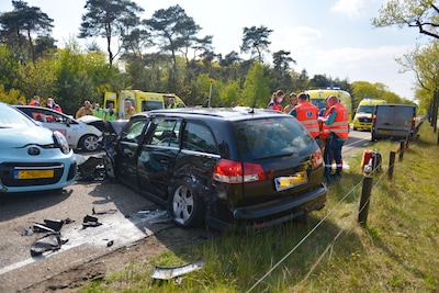 Tegenliggers zien hoe vrouw (25) steeds verder op verkeerde weghelft komt, maar zij ontkent schuld n