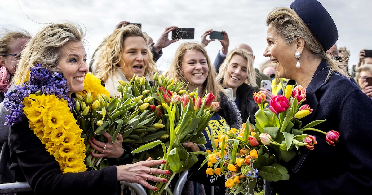 AD: Willem-Alexander en Máxima poseren in toeristisch tulpenveld