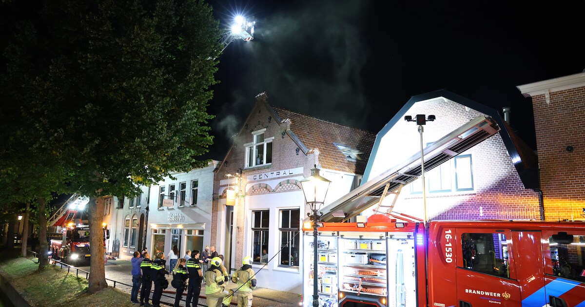 Brand trekt door in dak en muren van restaurant in Rijnsburg