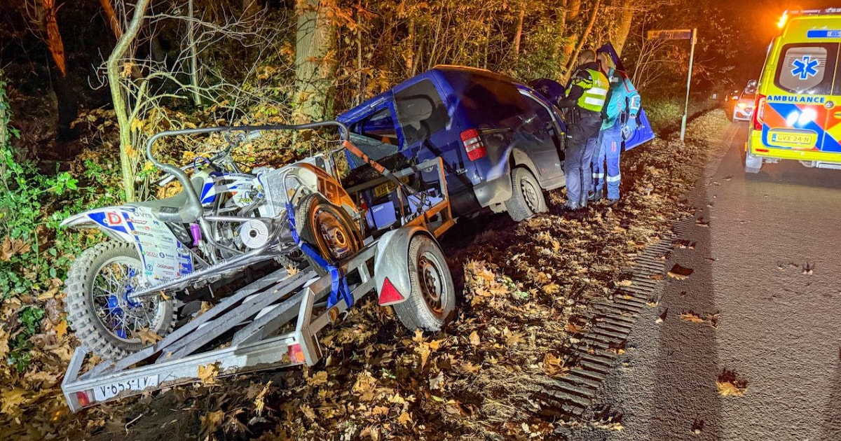 Bestelbus met aanhanger met daarop een motor raakt van de weg in Haaksbergen, bestuurder gewond