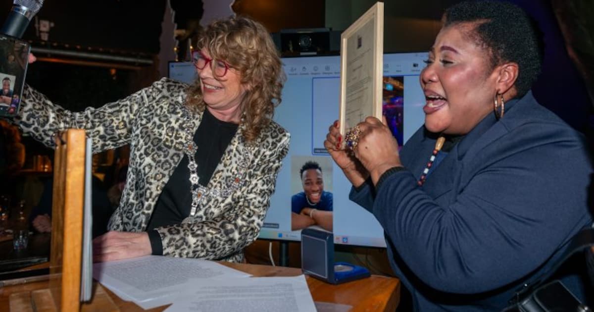 In FaceTime-gesprek met zijn moeder ontvangt Eurovisie-zanger Claude erepenning van Enkhuizen
