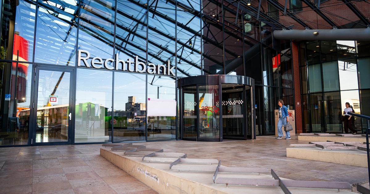Gerechtsgebouw Rotterdam beklad met leuzen: '282sr' en 'pedofielen'