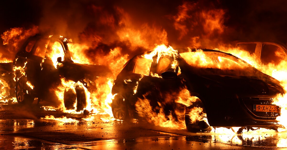 Auto's in de brand bij garagebedrijf Waverveen