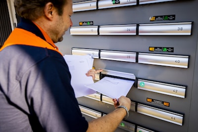 Crying delivery drivers and high turnover: why are mail carriers fleeing PostNL?
