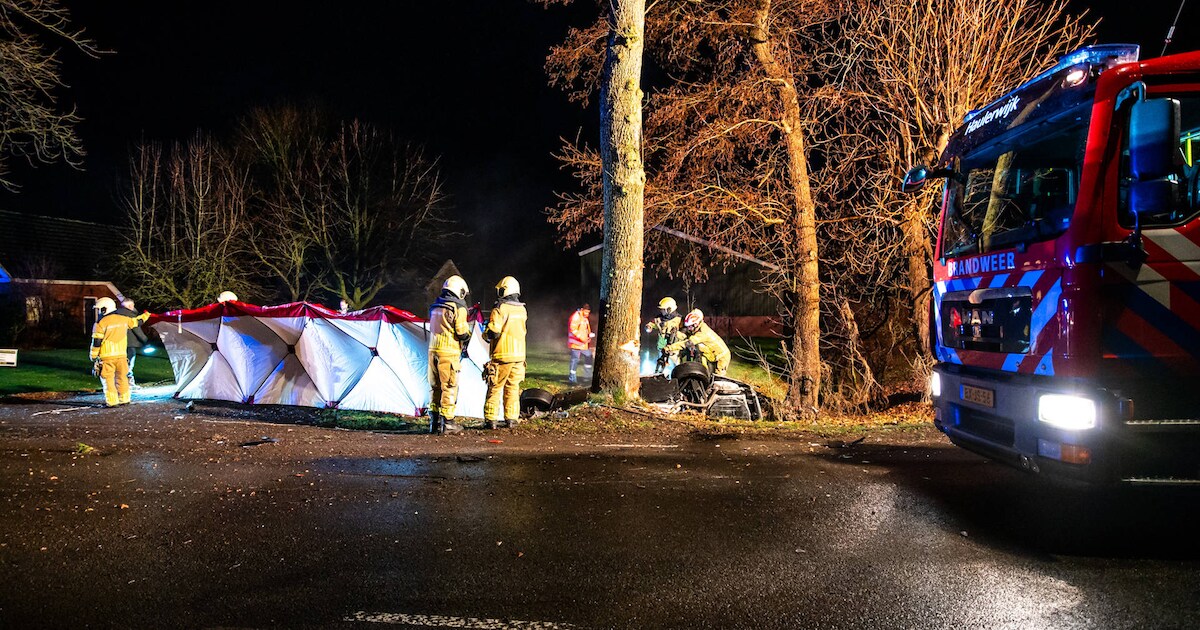 Auto belandt brandend in sloot na ongeval in Zevenhuizen: Dode en vier gewonden