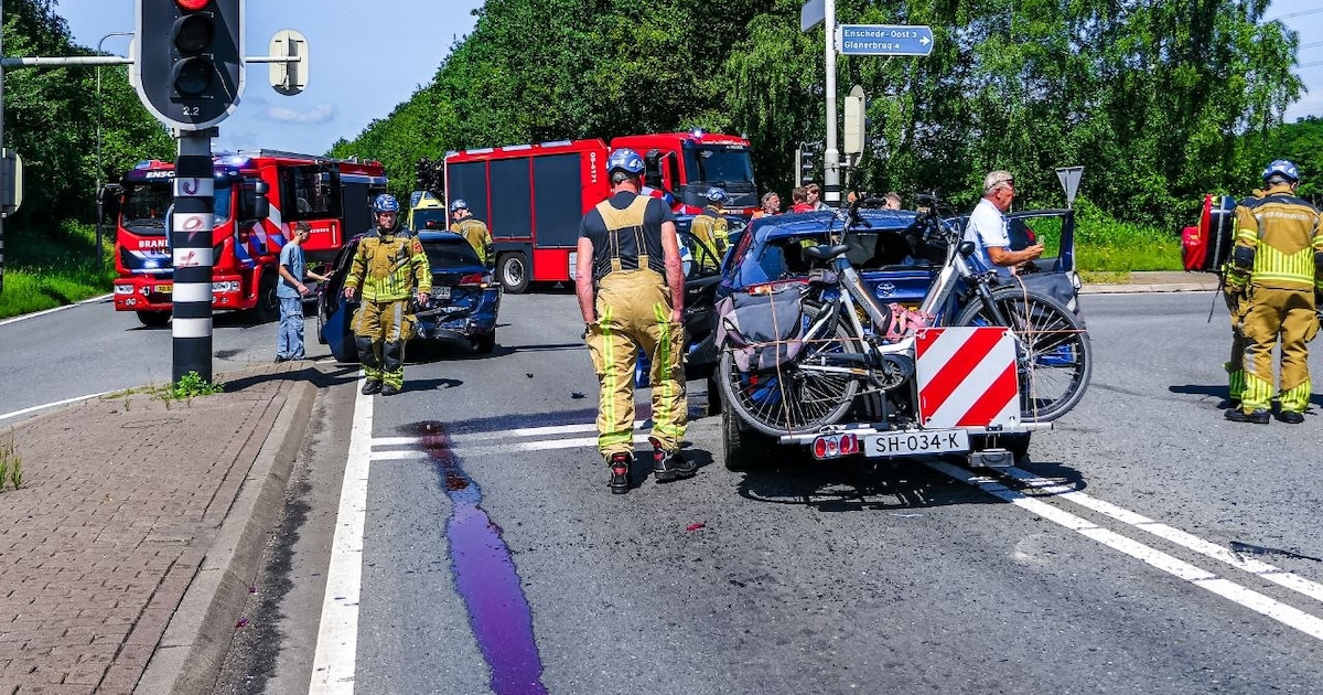 Grote verkeershinder na ongeval met twee personenauto’s op N35 in Enschede