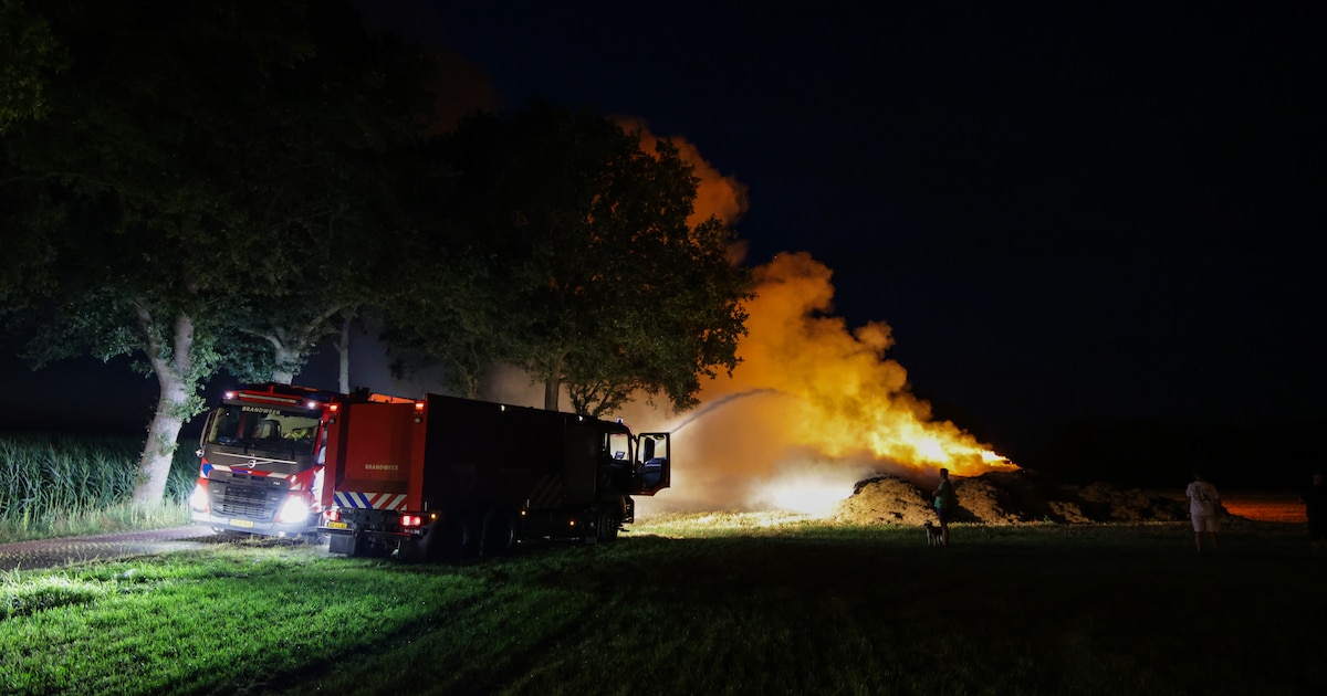 Hooi in brand langs Taarloërweg in Loon