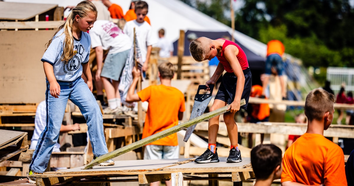 Kinderen bouwen hutten tijdens Bouwgouw by Night in Volendam