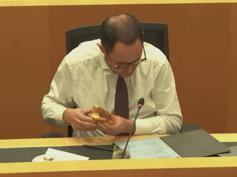 Van Quickenborne waagt zich aan een potje filibusteren in de Kamer, waarbij hij zelfs pizza’s liet aanrukken.