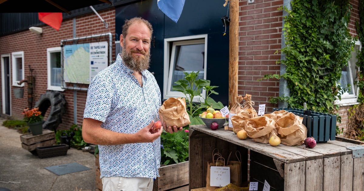 Topdrukte bij tientallen groente- en fruitstalletjes in Zeeland: ‘Goedkoper en veel lekkerder’