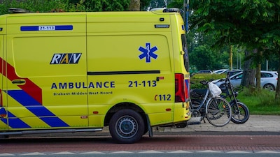 Twee fietsers gewond bij botsing op kruising in Oss, slachtoffers ter plaatse behandeld