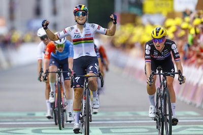Marianne Vos raakt gele trui kwijt aan Le Court, Vollering en Van der Breggen nipt geklopt in sprint